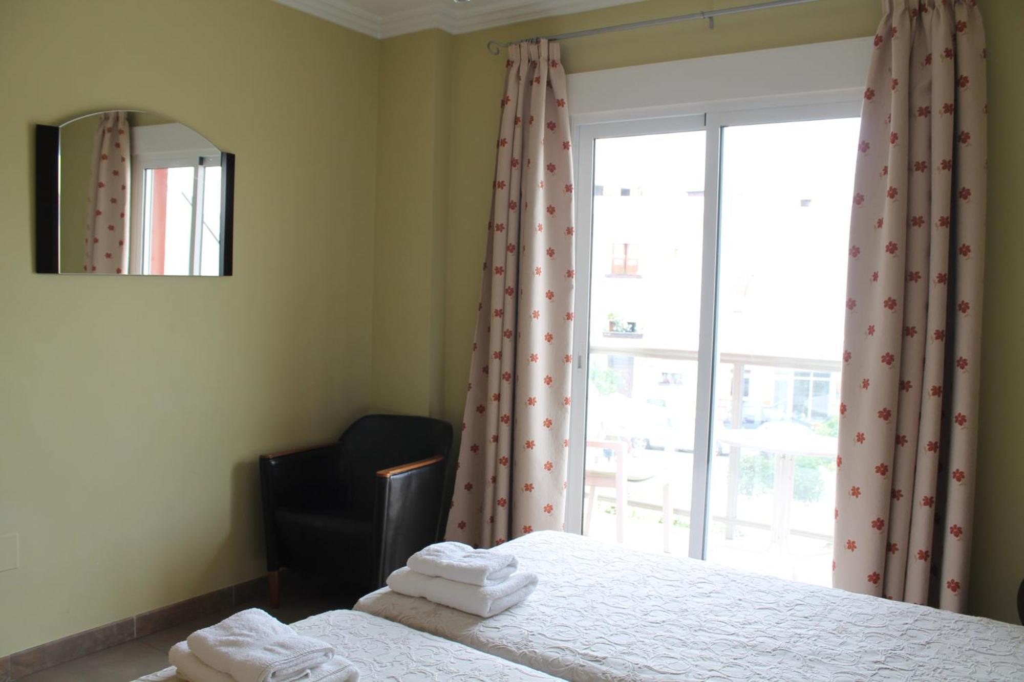 Apartamentos Turisticos Plaza Del Olvido เนร์คา ภายนอก รูปภาพ