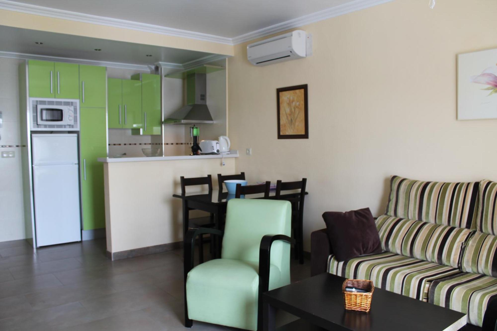 Apartamentos Turisticos Plaza Del Olvido เนร์คา ภายนอก รูปภาพ